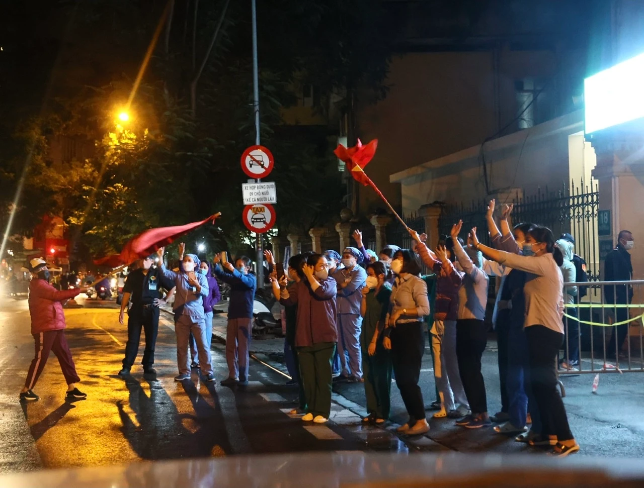 Người dân phất cờ, livestream khi Bệnh viện Việt Đức được gỡ phong toả