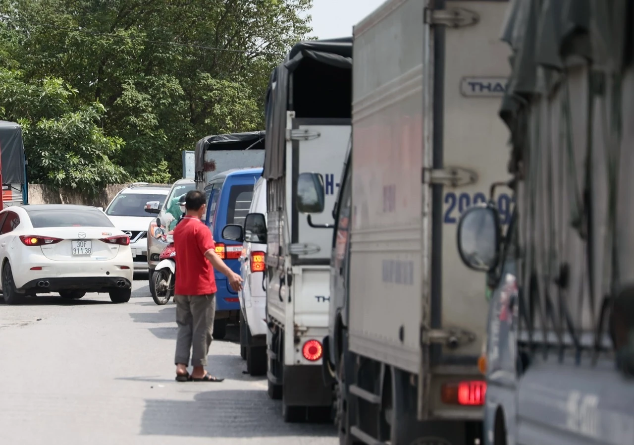 Sau khi nới lỏng, cửa ngõ Hà Nội ùn tắc nghiêm trọng