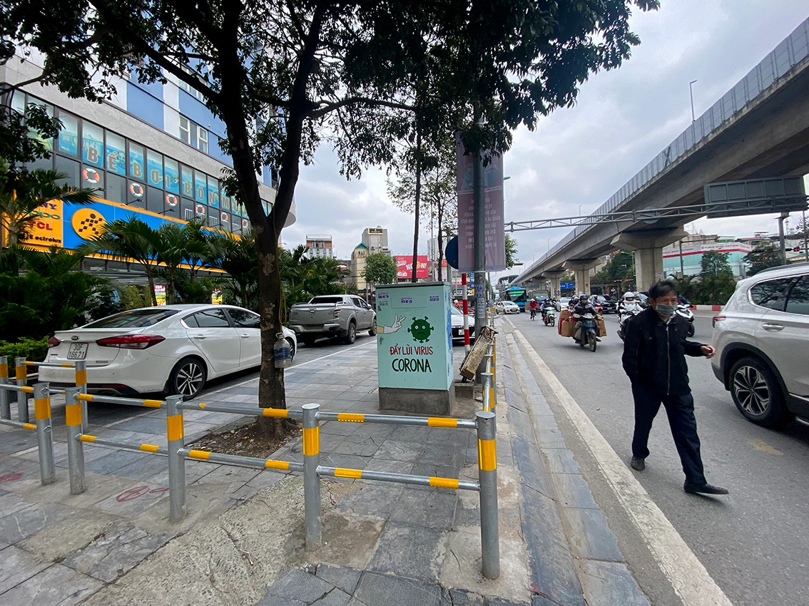 Barie ngăn xe máy không “đòi” được vỉa hè cho người đi bộ