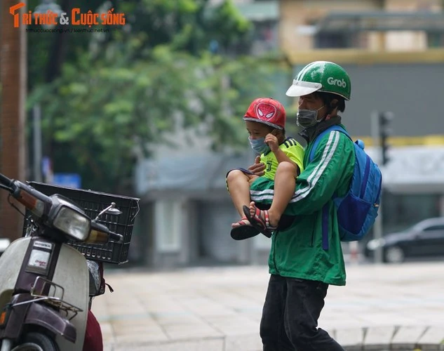 Xúc động bé trai 4 tuổi theo bố đi ship hàng khắp Hà Nội