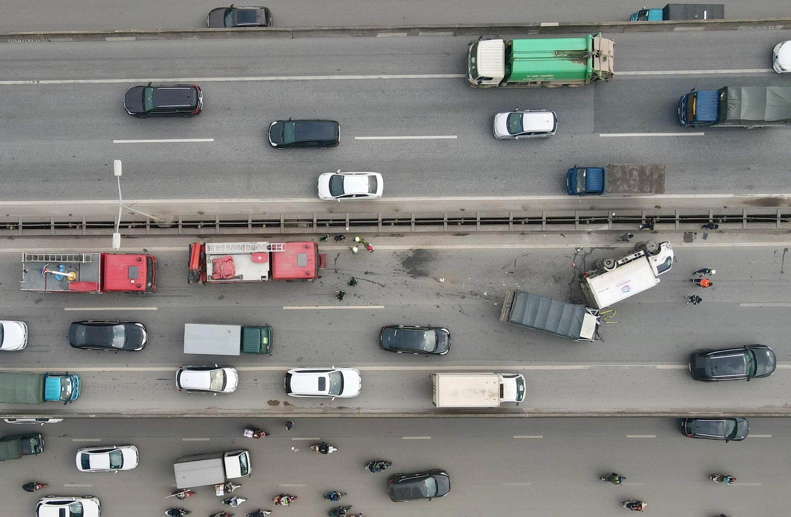 Xe tải lật ngang đường khiến Vành đai 3 trên cao kẹt cứng