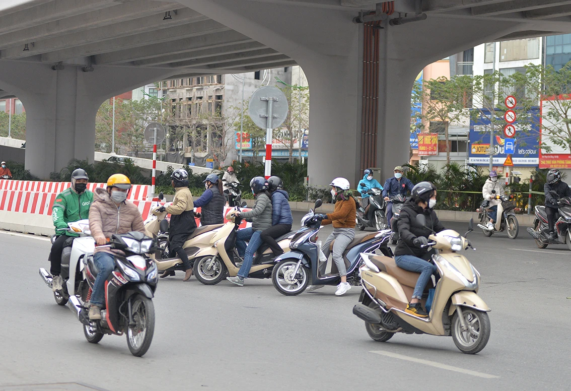 Giao thông hỗn loạn tại lối xuống đường trên cao vừa đi vào hoạt động