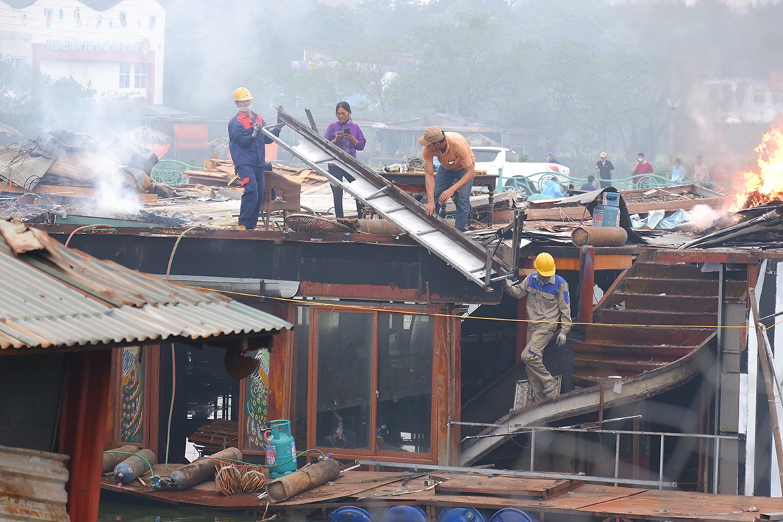 Hà Nội: Loạt nhà hàng nổi Hồ Tây chính thức bị “khai tử”