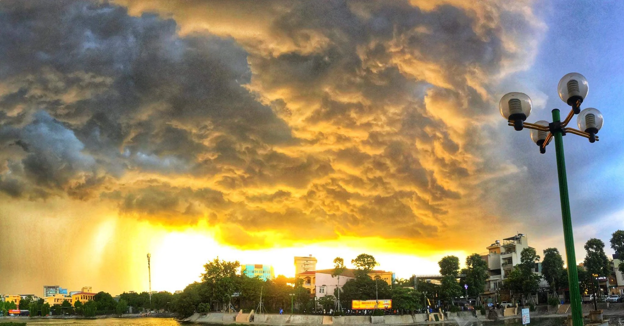 Cơn dông bất chợt kéo đến Hà Nội qua camera của iPhone 6