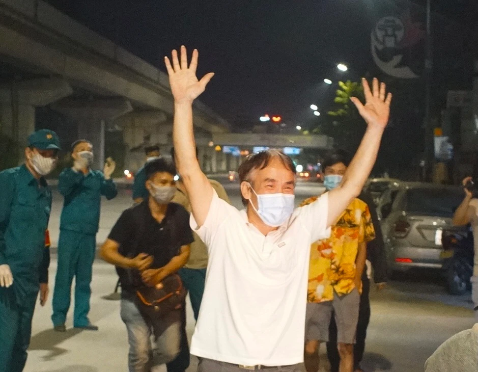 Hà Nội: Dân vui mừng khi TP gỡ phong toả ổ dịch 328 Nguyễn Trãi