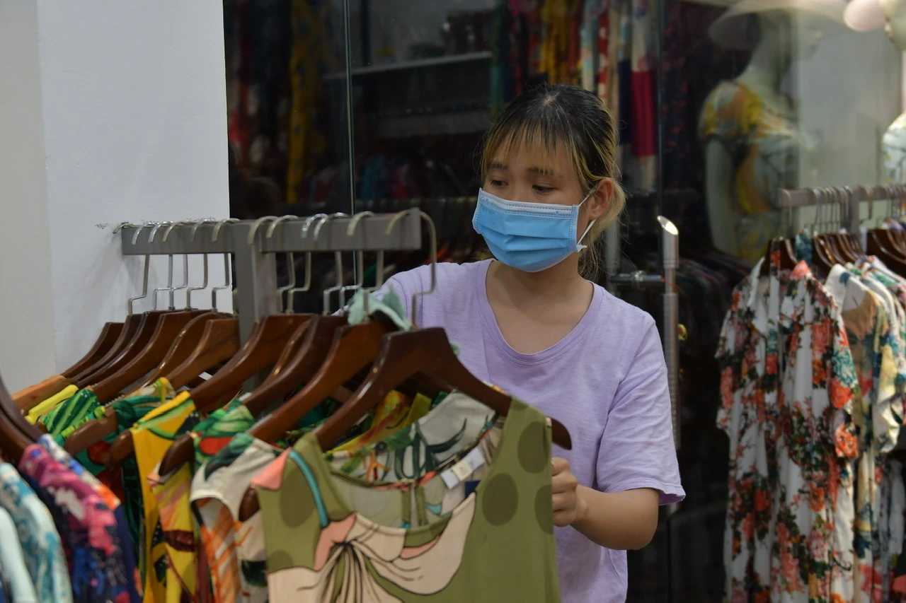 Hà Nội: Hàng quần áo tất bật dọn dẹp trong đêm mở cửa trở lại