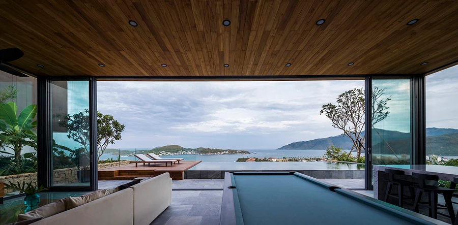 Biệt thự hiện đại có bể bơi tràn bờ độc đáo ở Nha Trang