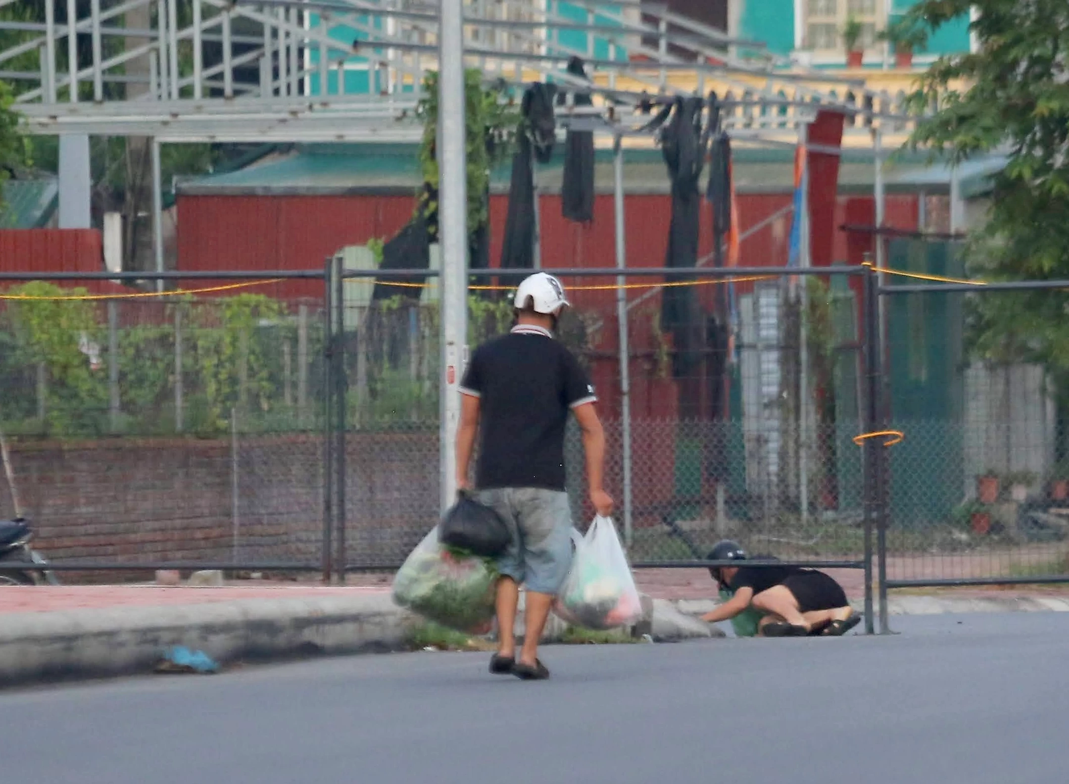 Cổ Nhuế 2: Người dân vượt rào, thông chốt đi chợ... "cho gần"