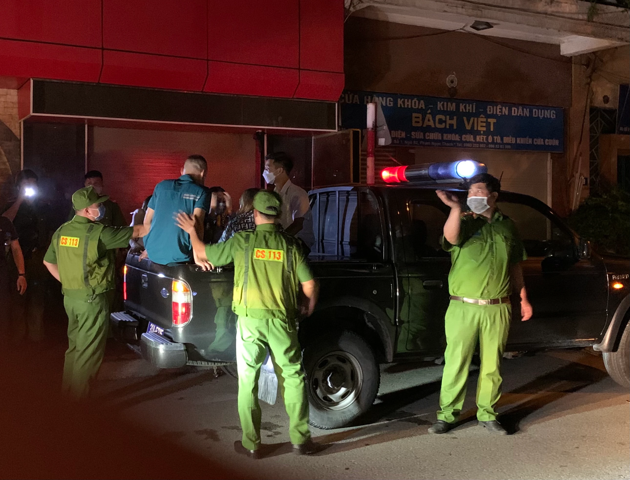 Công an "đột kích" quán karaoke hoạt động chui giữa dịch COVID-19