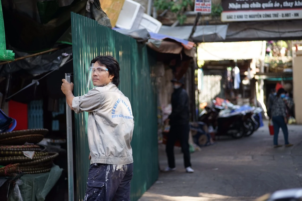 Xuất hiện nhiều F0, khu chợ đông nhất Hà Nội dựng rào phong toả