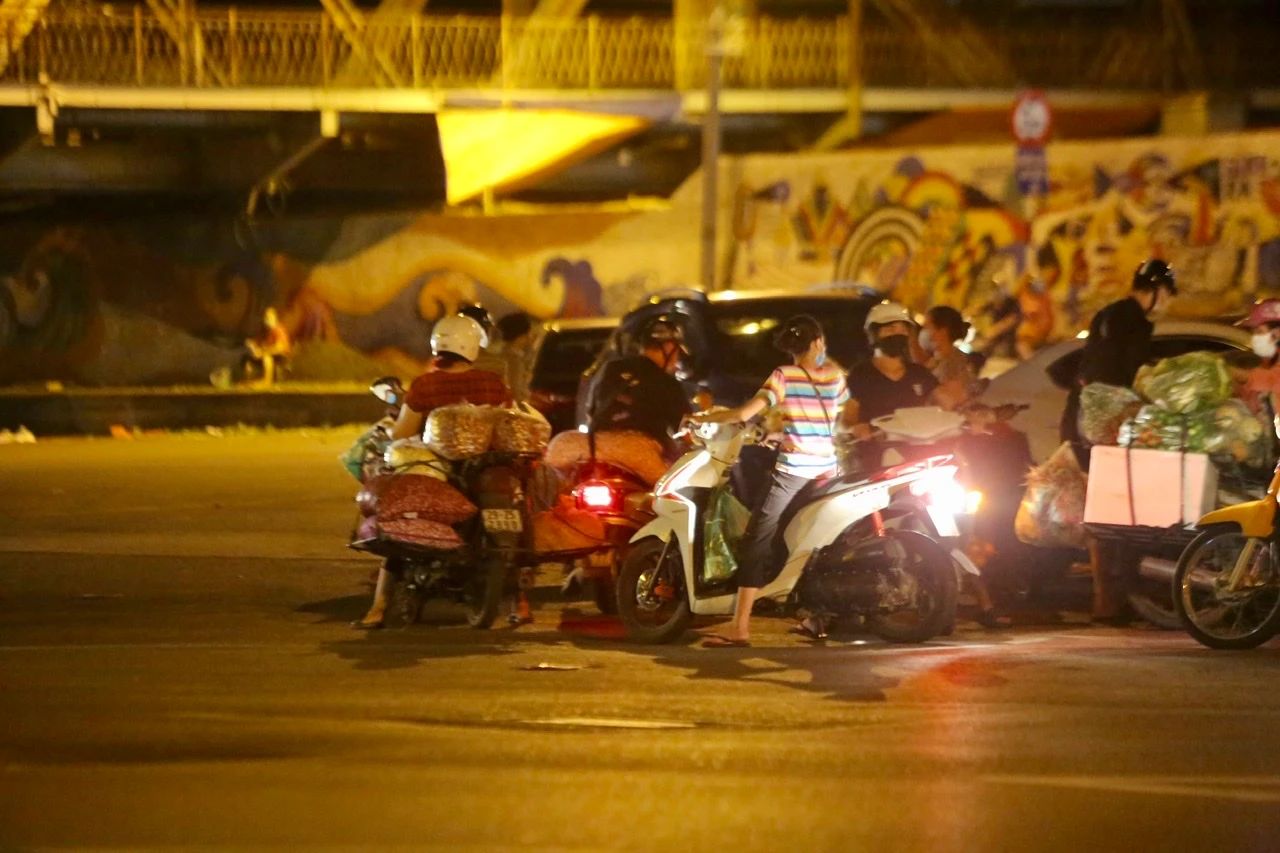 Chợ Long Biên bị phong toả, tiểu thương nhộn nhịp họp chợ… giữa đường