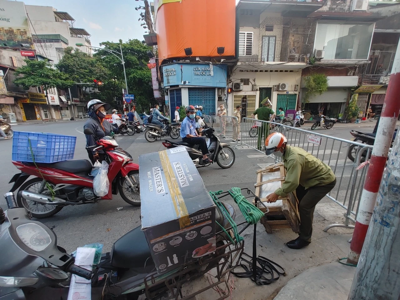 Người dân tất bật mua hàng tích trữ trước khi phong toả phường Văn Miếu