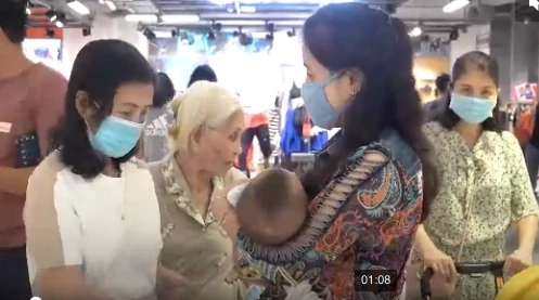 Video: Cụ bà 80 tuổi cùng các con gái 'săn' hàng dịp Black Friday