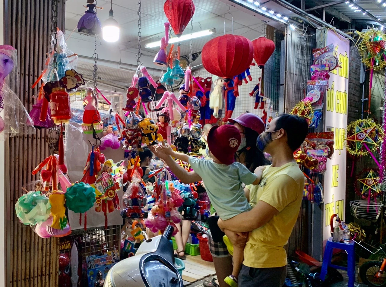 Văn phòng phẩm “vùng xanh” bán đồ chơi Trung Thu... kiếm bộn tiền