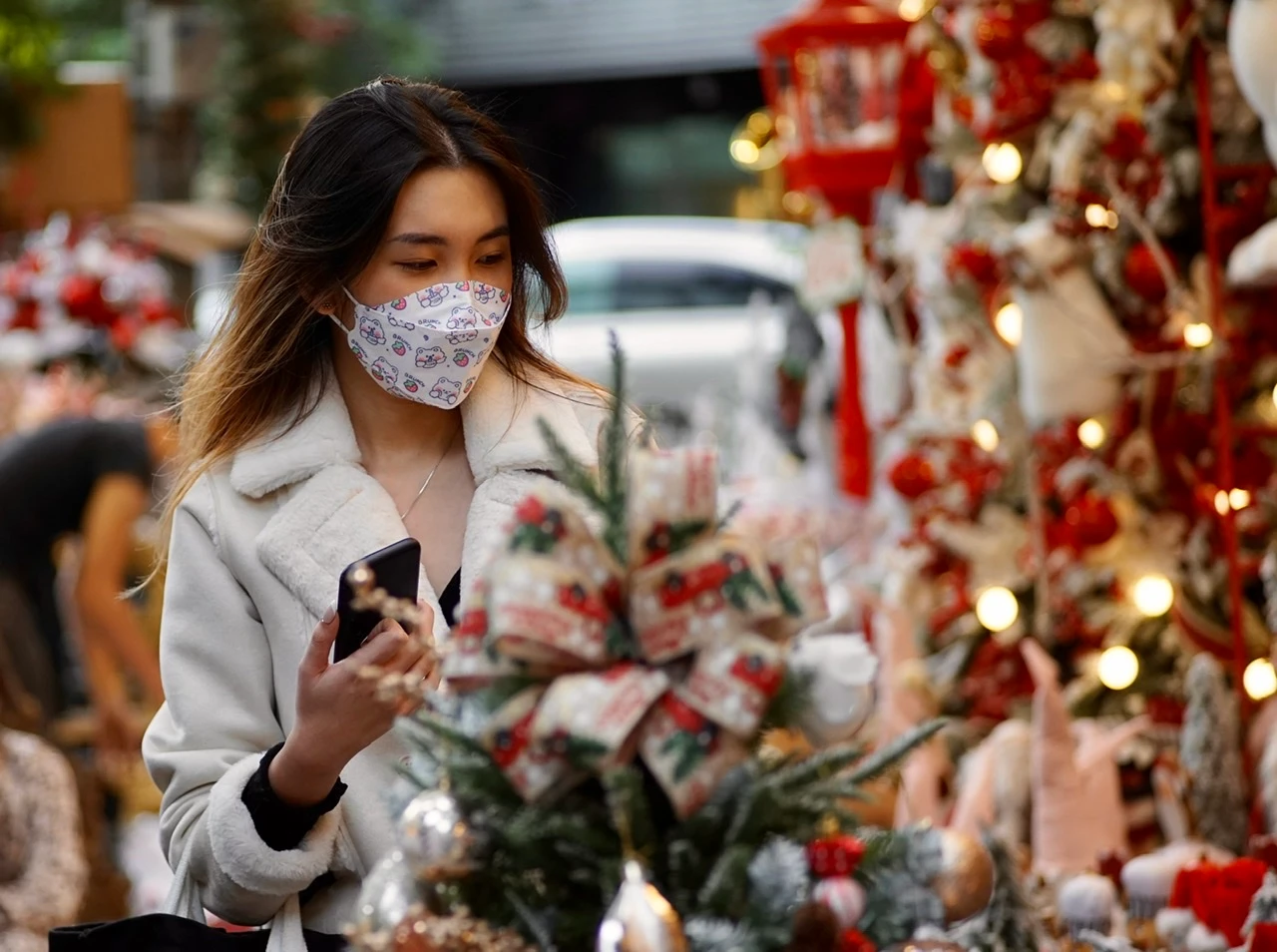 Hà Nội: Hàng Mã tràn ngập đồ trang trí Noel đón khách sớm