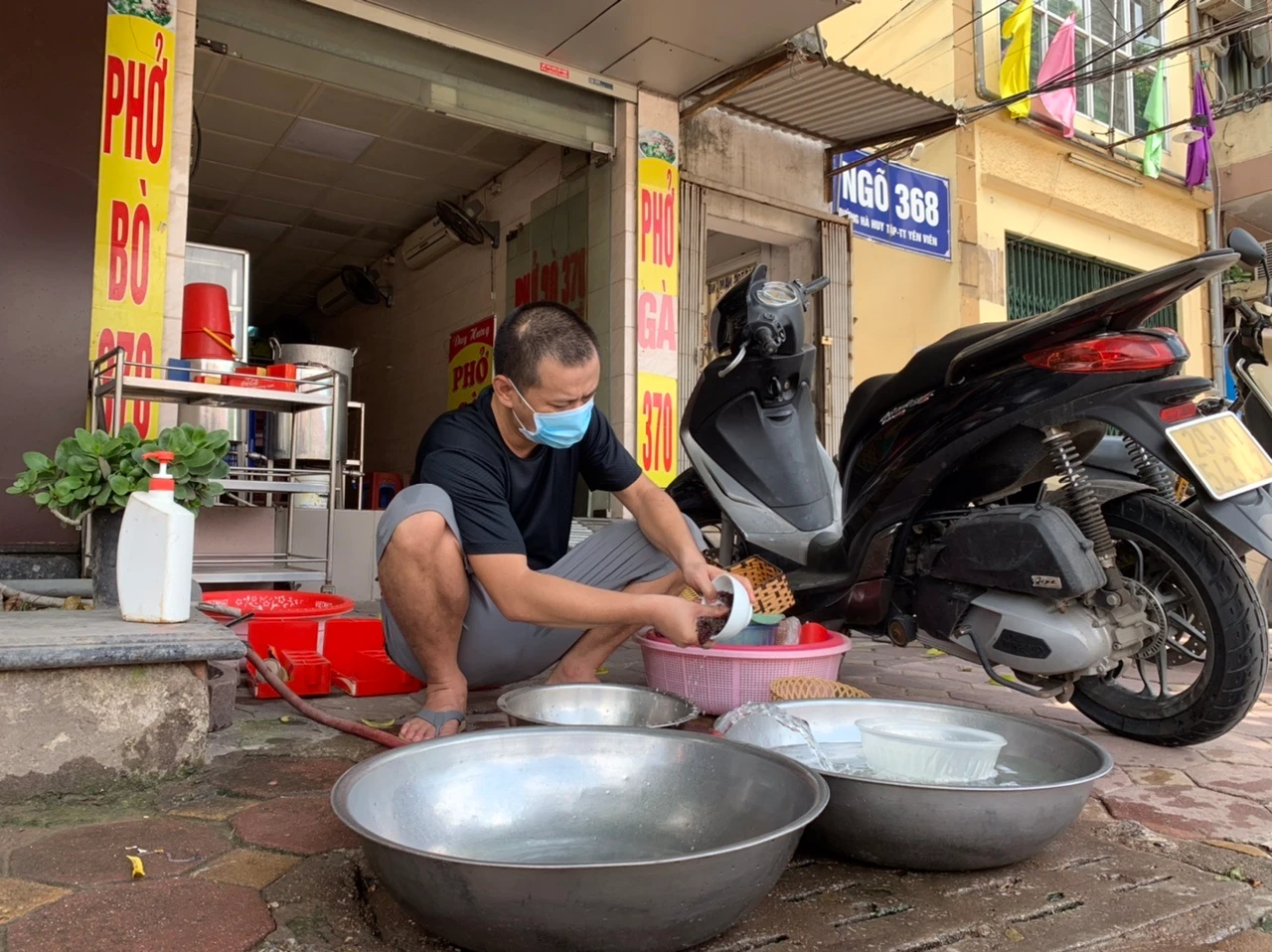 Gia Lâm: Người dân “vùng xanh” nhộn nhịp chuẩn bị mở lại cửa hàng