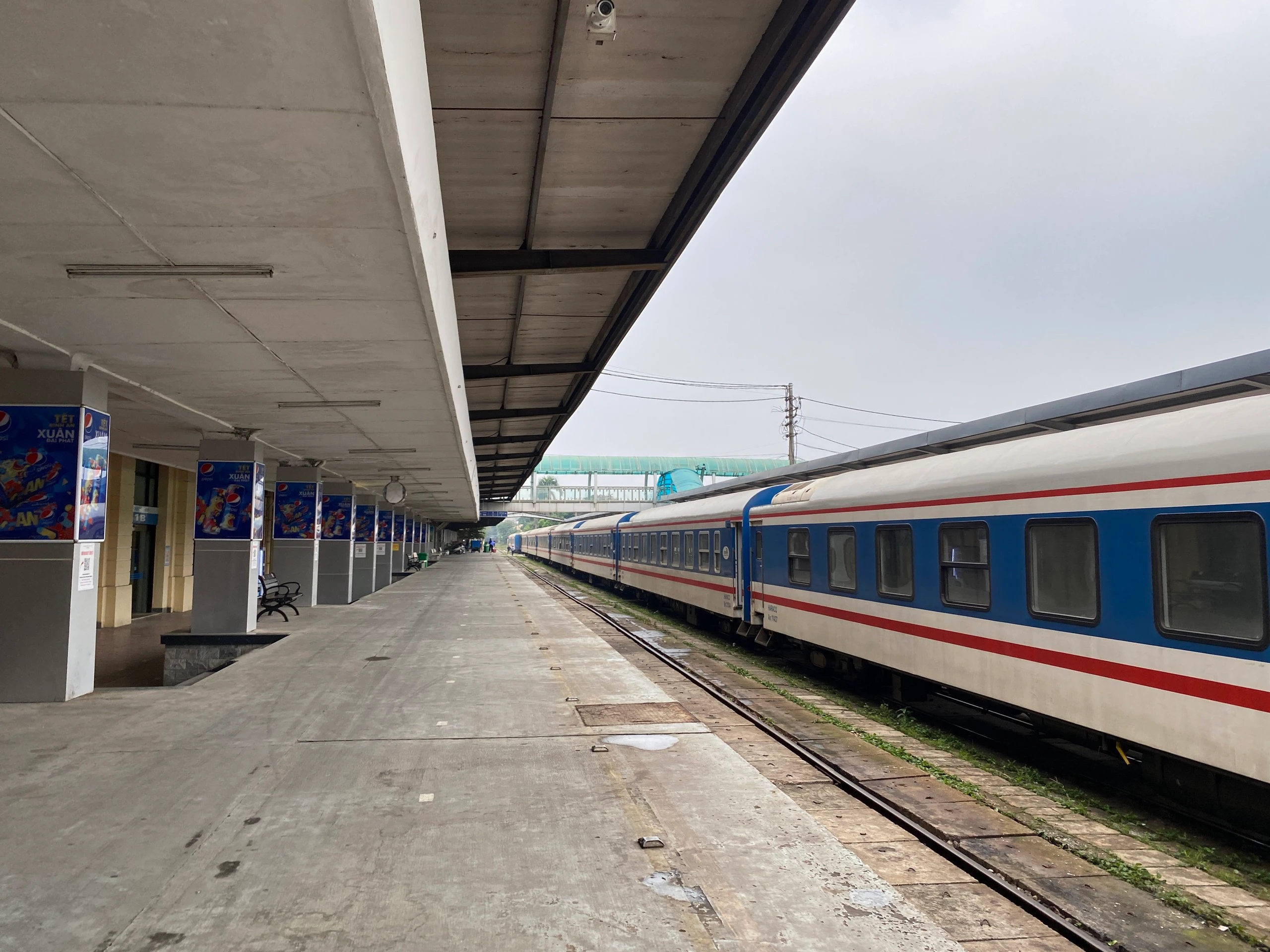 Giá vé tàu Tết Nhâm Dần giảm, ga Hà Nội vắng tanh ngày đầu mở bán