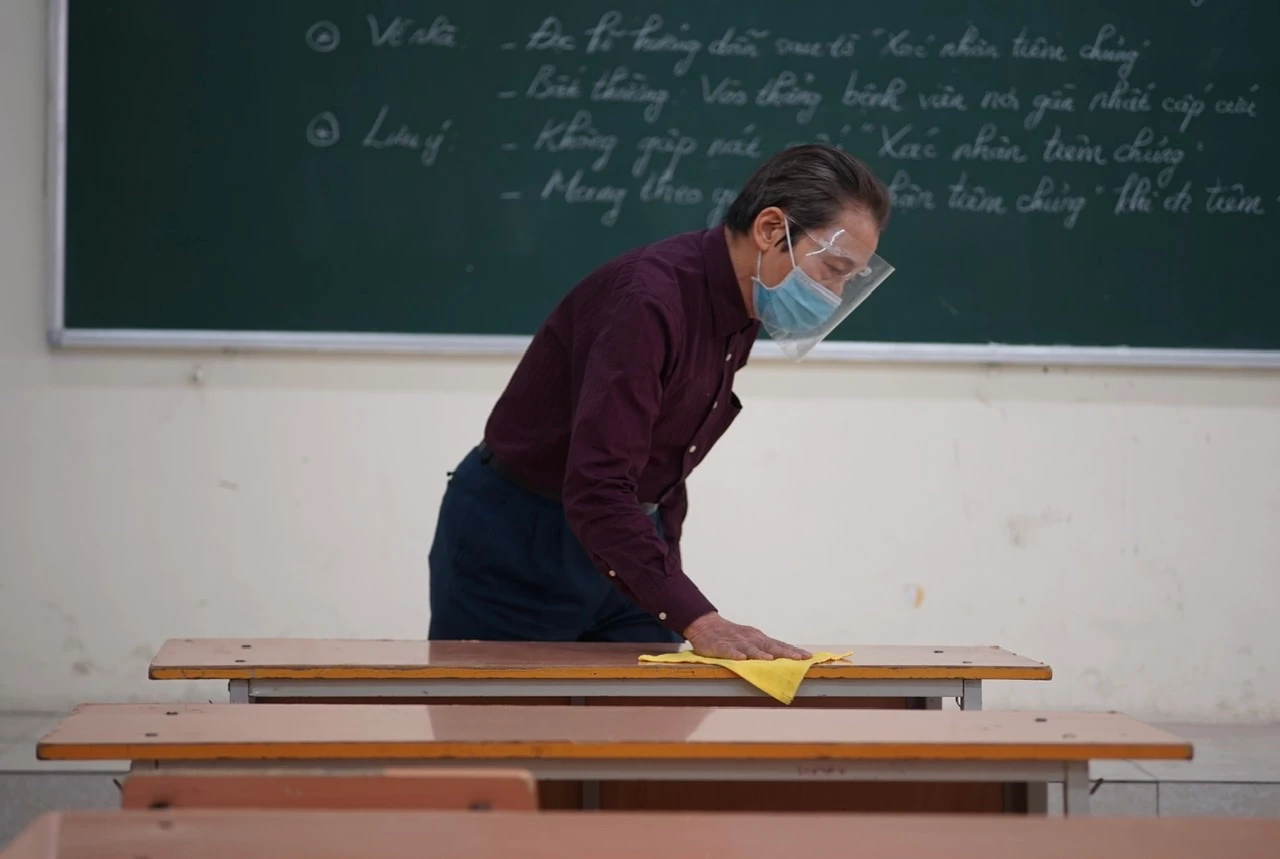 Trường học khử khuẩn hàng ngày khi dạy trực tiếp