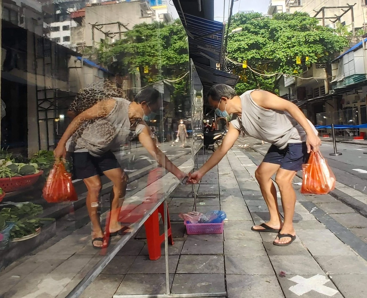 Chợ “nhà giàu” Hàng Bè mở lại: Người mua bán phải quét QR, khai báo thông tin