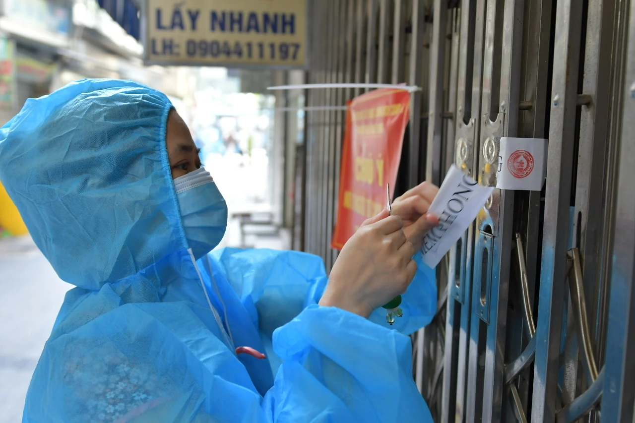 Người dân ổ dịch Thanh Xuân Trung vui mừng tự tay… gỡ niêm phong nhà