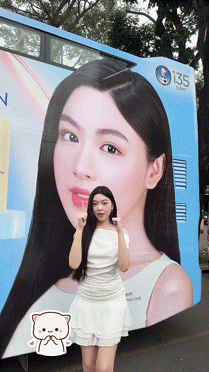 Bên dưới phần bình luận, nhiều cộng đồng mạng để lại lời nhắn tích cực cho Lọ Lem, cô nàng cũng chịu khó trả lời một số bình luận. Trong số đó, có một bình luận mang tính so sánh nhan sắc cô nàng với một mỹ nhân cùng tuổi khác - nàng Mơ.