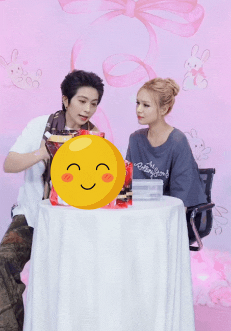 Trước bằng chứng khó chối cãi về mối quan hệ đặc biệt, Gil Lê và Xoài Non không đưa ra bất kỳ phát ngôn chính thức nào. Họ không chọn cách ở ẩn như các cặp đôi nổi tiếng khác, thay vào đó là thoải mái xuất hiện, tương tác thân mật với đối phương.