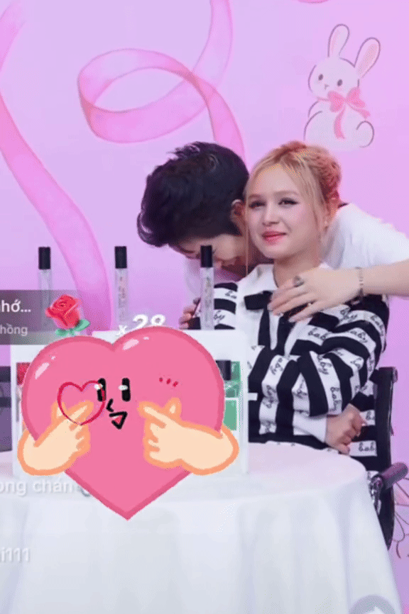 Cặp đôi có nhiều cử chỉ thân mật công khai, như Xoài Non vuốt má Gil Lê... ... hay "bạn trai" đồng giới không ngại đáp lại nàng hot girl cái ôm đầy tình cảm