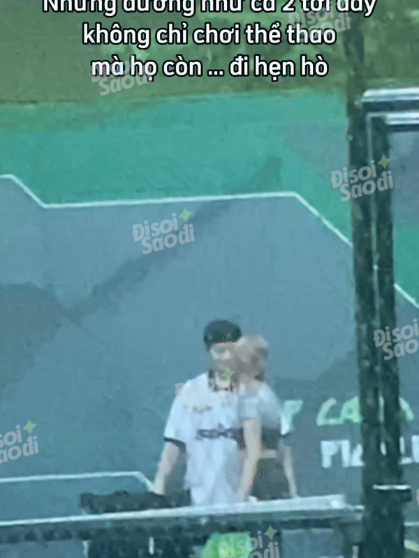 Những ngày đầu có hint hẹn hò, Xoài Non và "bạn trai" đồng giới đã bị "tóm" khoảnh khắc ôm hôn, chăm sóc nhau từng ly từng tí trên sân pickleball. Ảnh: Đi Soi Sao