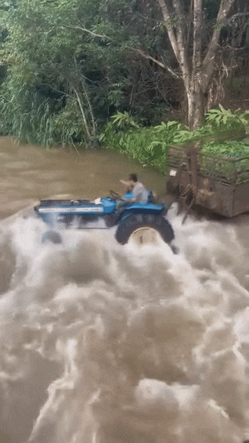 “Nin tho” xem clip nguoi dan ong lai xe qua dong nuoc chay xiet