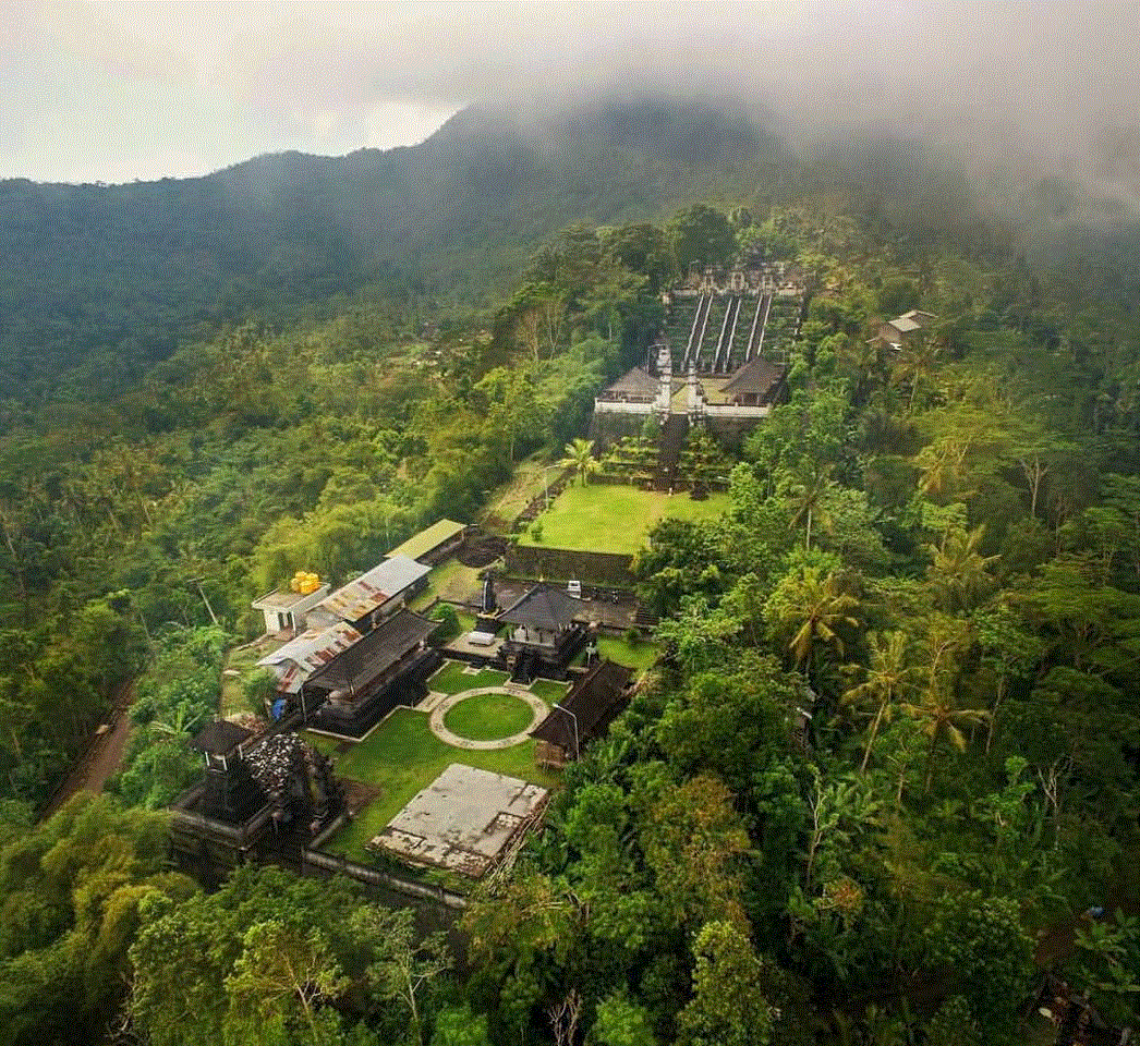 Đền thiêng Pura Lempuyang Luhur nằm trên núi Lempuyang ở hướng Đông Bali, cách trung tâm Ubud khoảng 90km, đây là một trong chín ngôi đền chính cổ nhất còn sót lại trên núi cao, mang đậm dấu ấn văn hóa tôn giáo đặc trưng của Bali, Indonesia.