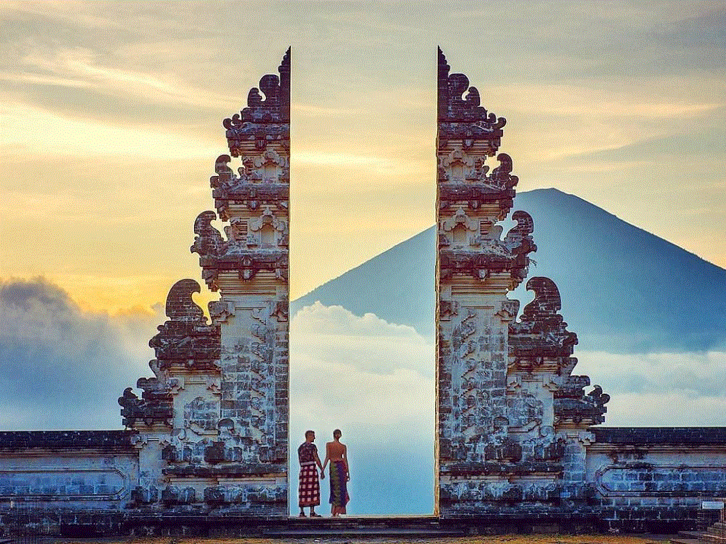 Đây là một điểm du lịch ở Indonesia thu hút du khách thập phương ghé thăm, những người không chỉ đi tìm chốn bình yên nơi đền thiêng mà còn để đắm mình trong cái đẹp mê hồn của “cảnh sắc hương trời”.