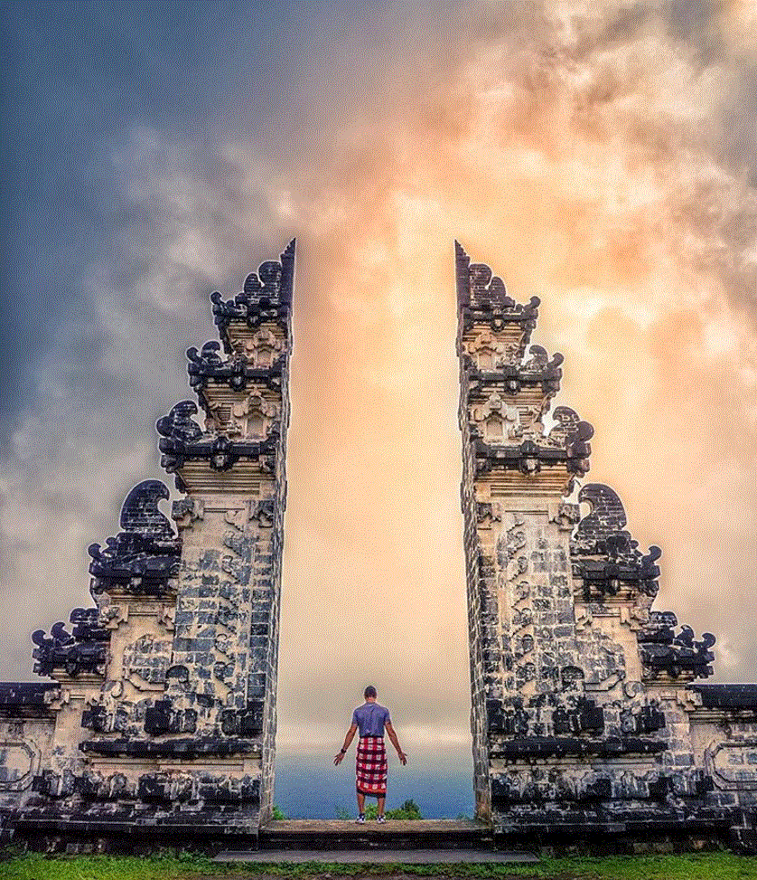 Cánh cổng trời Bali Indonesia nằm ở ngôi đền Pura Lempuyang chính là lý do khiến du khách cảm thấy hứng thú và có động lực hơn để đi du lịch Indonesia. Cổng trời Bali hay còn gọi là cổng Thiên đường là một báu vật đặc trưng của đền Pura Lempuyang.