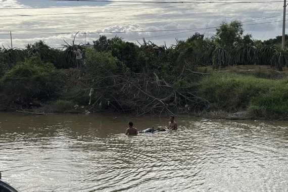 Sau gần một ngày mất tích khi đi giăng cá dưới chân cầu Sông Cạn, thi thể ông H đã được tìm thấy.