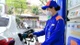 Giá xăng tăng mạnh, RON 95 vượt 21.000 đồng/lít