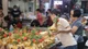 Người dân Hà Nội hối hả đi chợ Rằm tháng 7 từ sáng tinh mơ