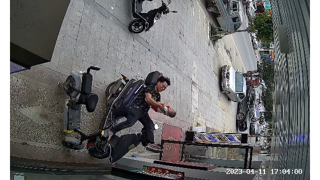 Clip: Bế con nằm trên xe máy, hai bố con ngã xuống đất