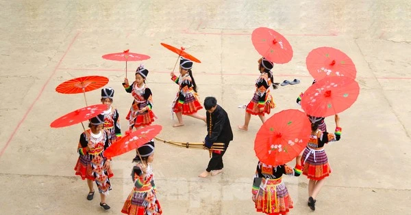 Xem già làng, nghệ nhân dạy trẻ nhỏ thổi khèn, dệt vải