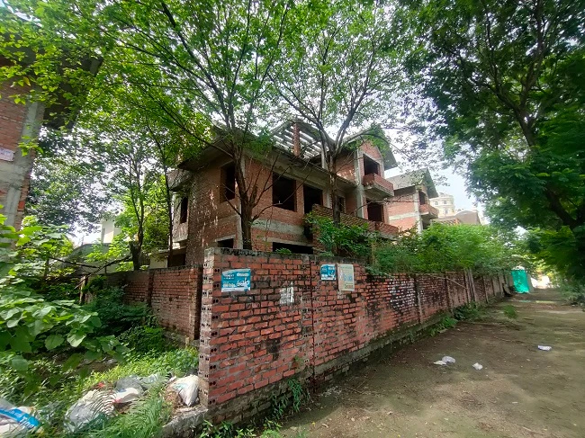 Ám ảnh khu biệt thự tiền tỷ Cầu Bươu hoang lạnh, cỏ dại "chôn vùi" 