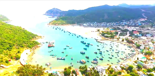 Ngắm vịnh Vĩnh Hy tuyệt đẹp ở Ninh Thuận