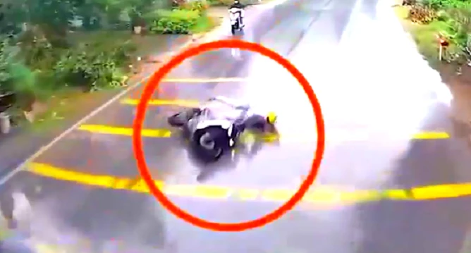 Video: Thót tim cảnh xe máy trượt bánh ngay đầu xe tải 