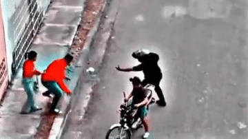 Gặp cướp, thanh niên để mặc bạn gái bỏ chạy và cái kết