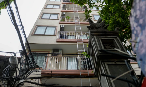Hà Nội: Chung cư mini ồ ạt lắp thang thoát hiểm ngoài trời