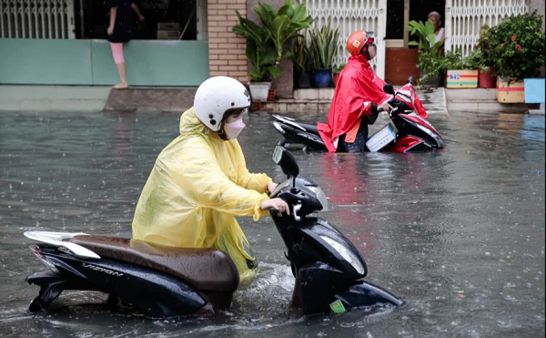 Mưa lớn, TP Thủ Đức có chỗ nước ngập gần đến yên xe 