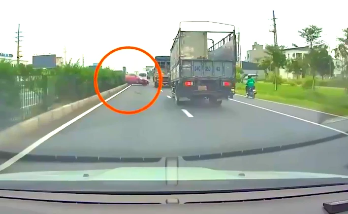 Video: Xe tải húc văng ô tô con lên dải phân cách