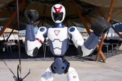 Robot hình người Trung Quốc gây sốc khi giá chỉ 146 triệu 