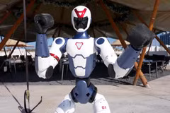 Robot hình người Trung Quốc gây sốc khi giá chỉ 146 triệu 