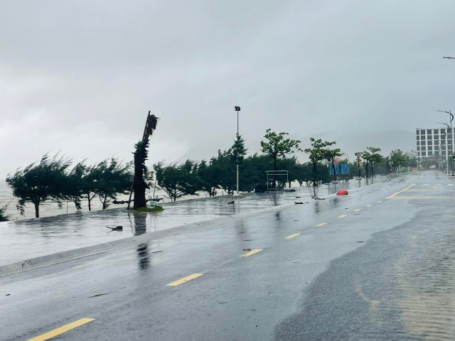Tại biển Thiên Cầm đã có mưa to, gió lớn khiến sóng biển dâng cao. 539623708-122127328124930534-7203210005201677198-n.jpg