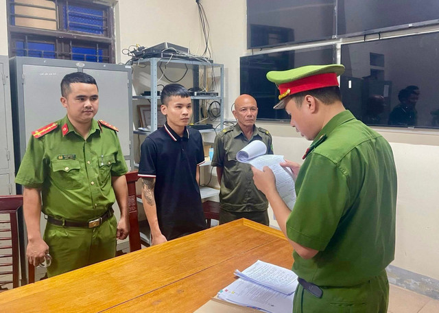 Cơ quan Công an tống đạt quyết định khởi tố bị can đối với Trần Hồng Phúc. Ảnh: CACC. 539093977-1478299323752887-1082108277297938550-n.jpg
