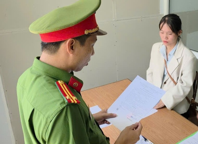 Cơ quan Công an tống đạt quyết định khởi tố bị can, bắt tạm giam đối với Bùi Thị Vĩ. Ảnh: CACC. 29-7ld1.jpg