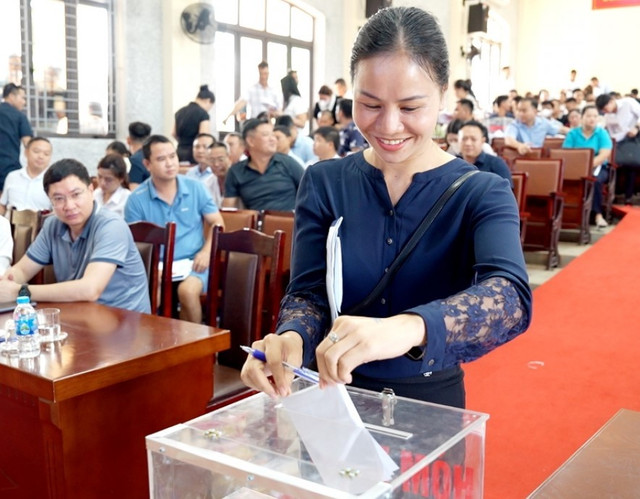 Toàn cảnh phiên đấu giá. Ảnh: Ngọc Hoà. dau-gia-dat-hy-2.jpg